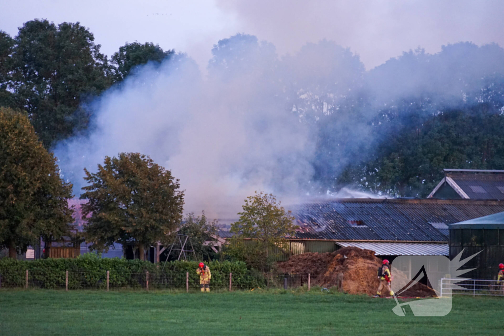 Grote uitslaande brand bij veehouderij