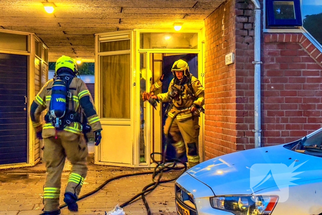 Brandalarm door visroken: brandweer ramt deur van buren in