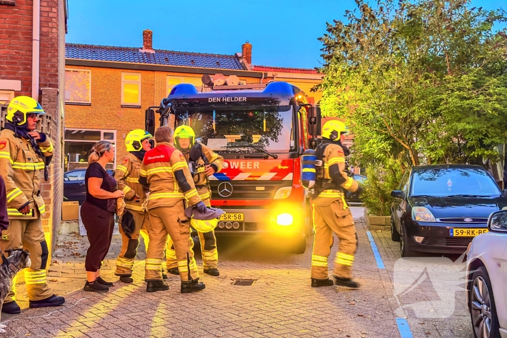 Brandalarm door visroken: brandweer ramt deur van buren in