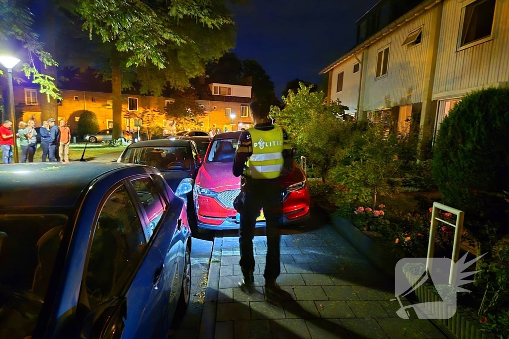 Vrouw rijdt over stoep en beschadigd auto na auto