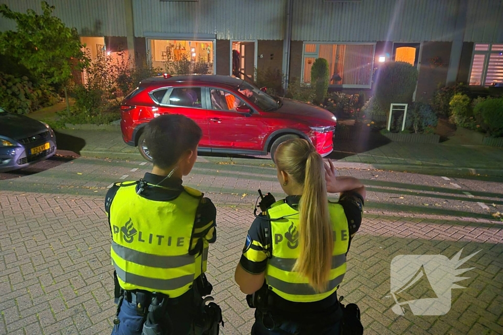 Vrouw rijdt over stoep en beschadigd auto na auto