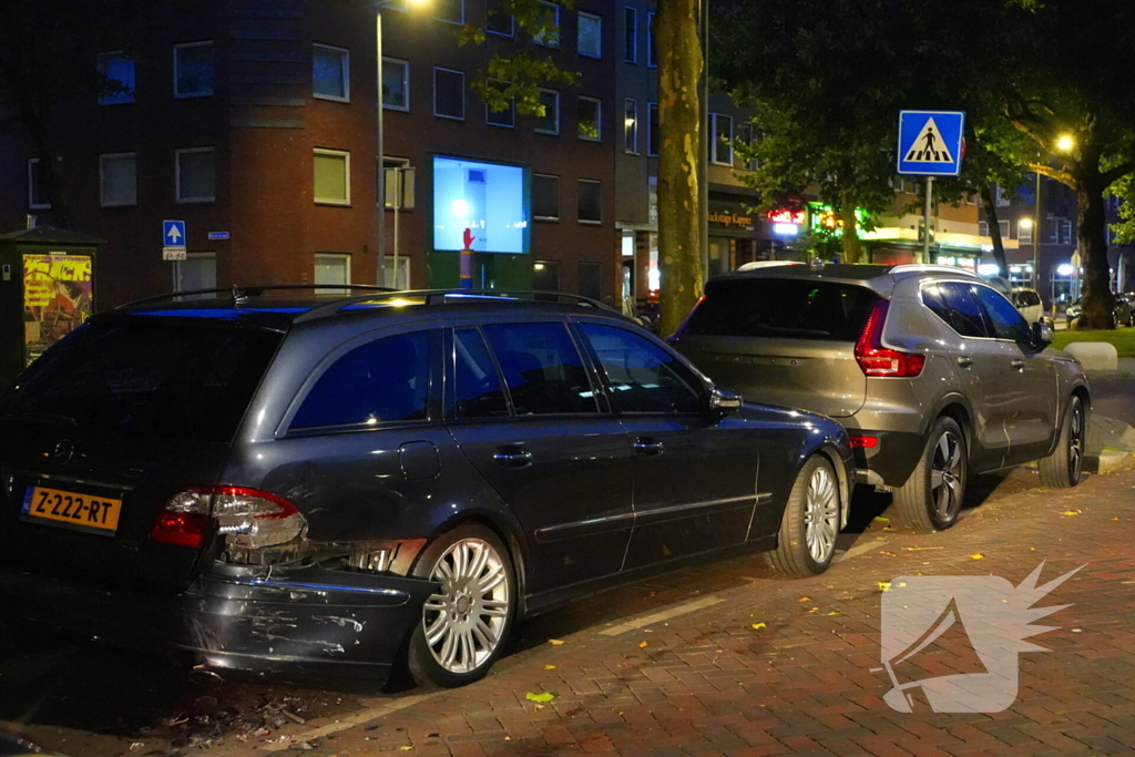 Dronken automobilist rijdt tegen drie geparkeerde voertuigen