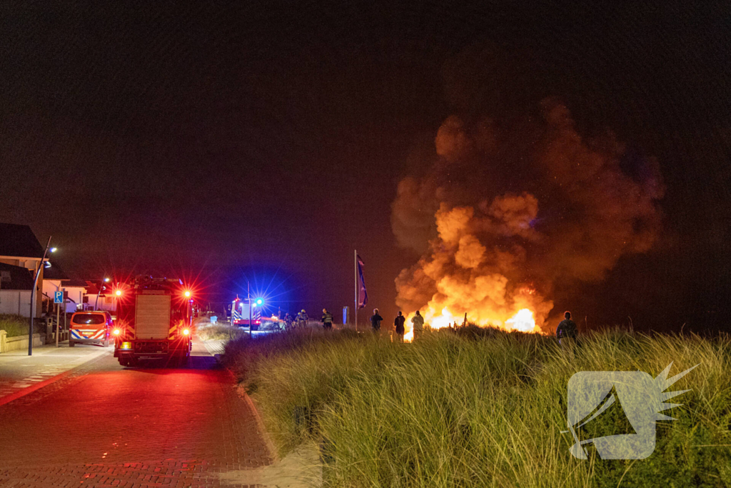 Strandtent Hippie Fish volledig in brand