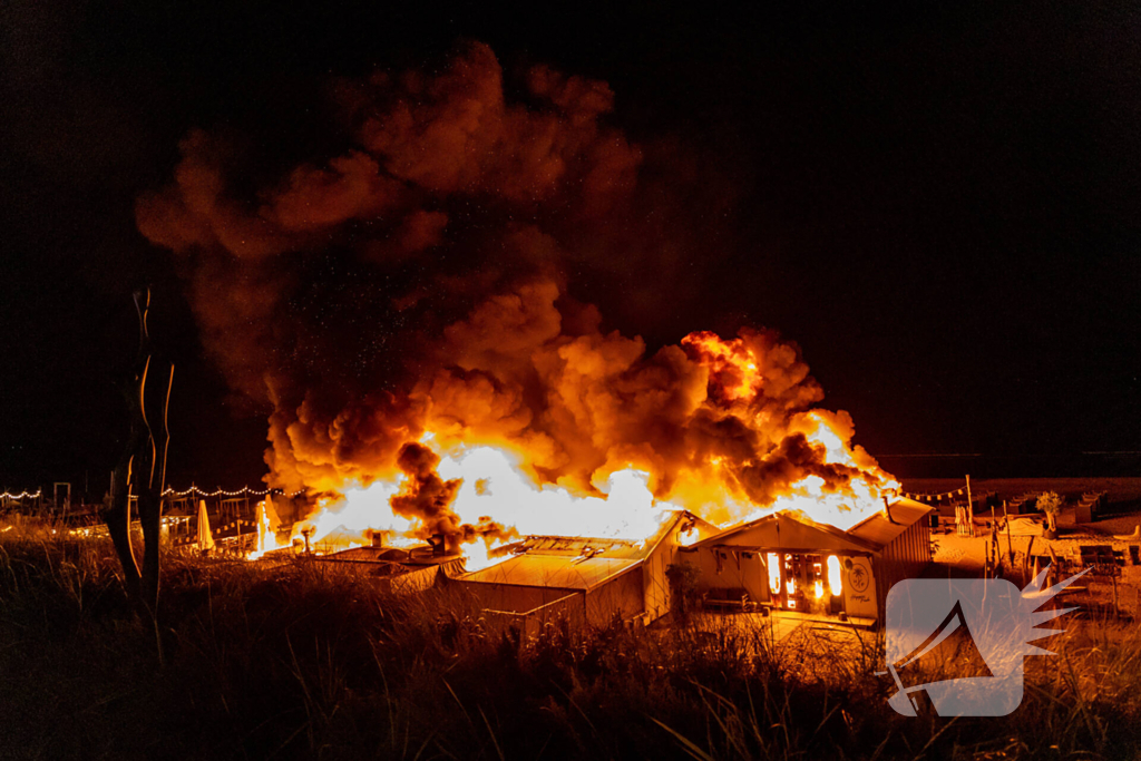 Strandtent Hippie Fish volledig in brand