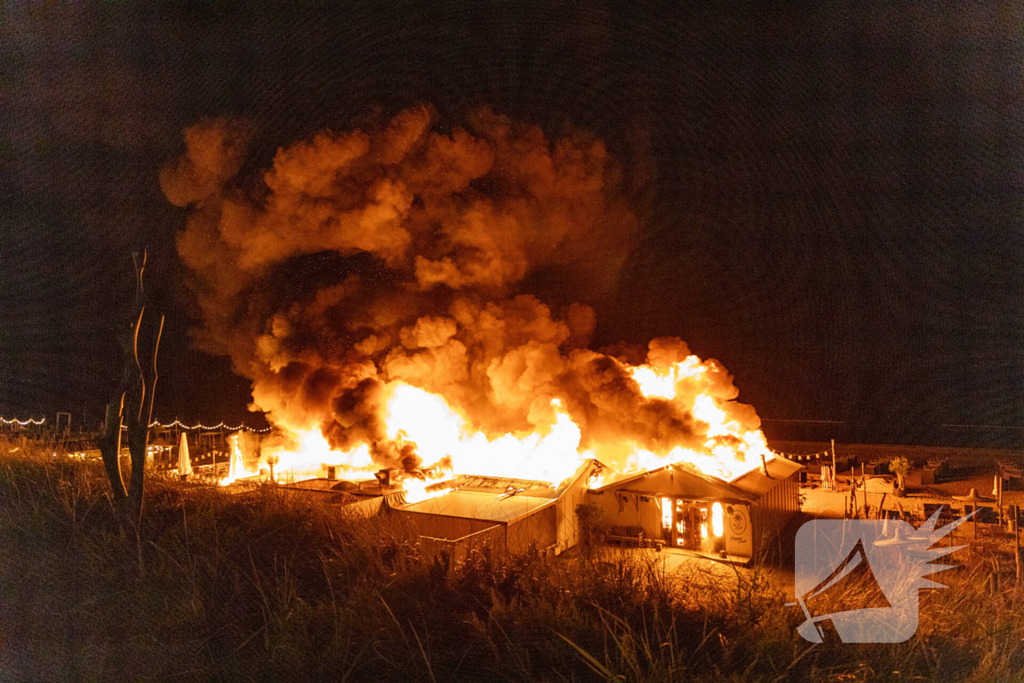 Strandtent Hippie Fish volledig in brand