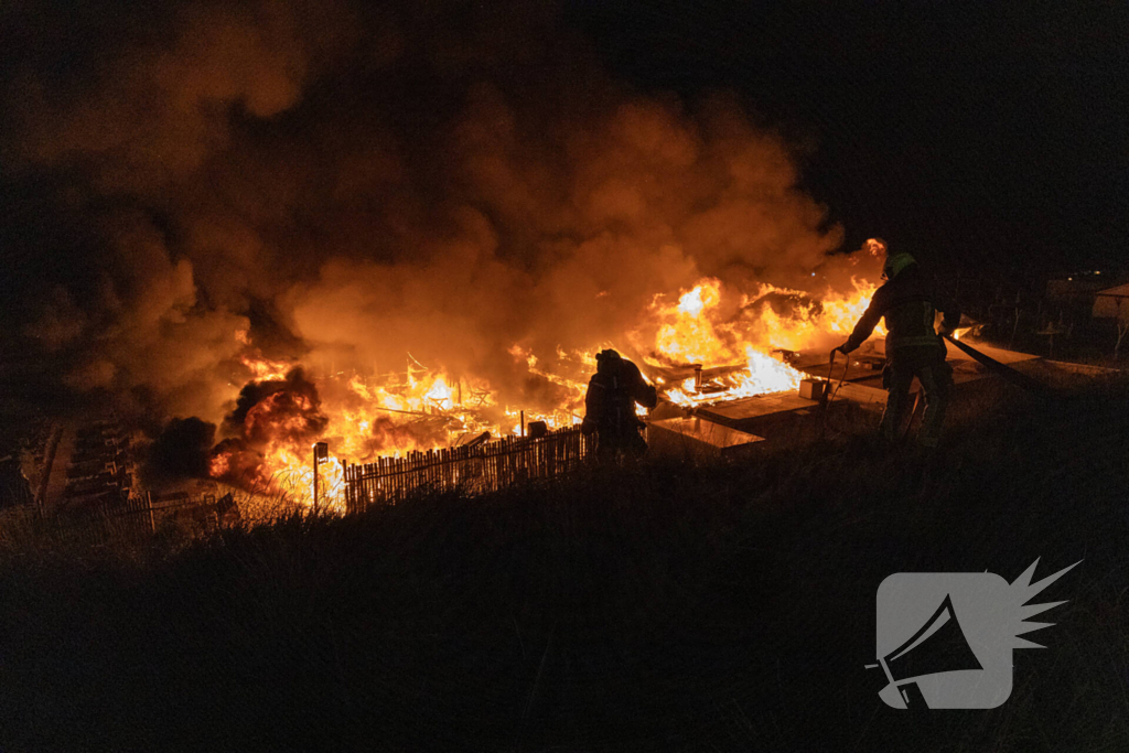 Strandtent Hippie Fish volledig in brand