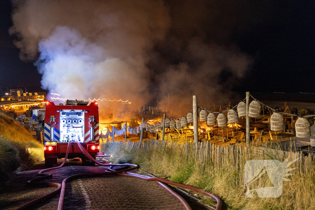 Strandtent Hippie Fish volledig in brand