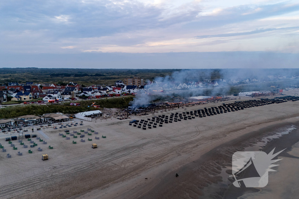 Strandtent Hippie Fish volledig in brand