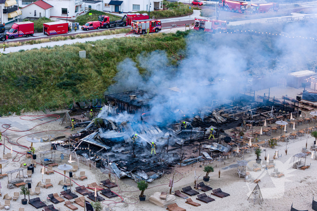 Strandtent Hippie Fish volledig in brand