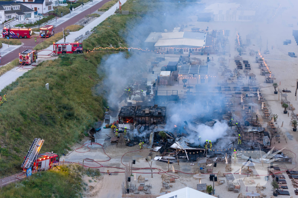 Strandtent Hippie Fish volledig in brand