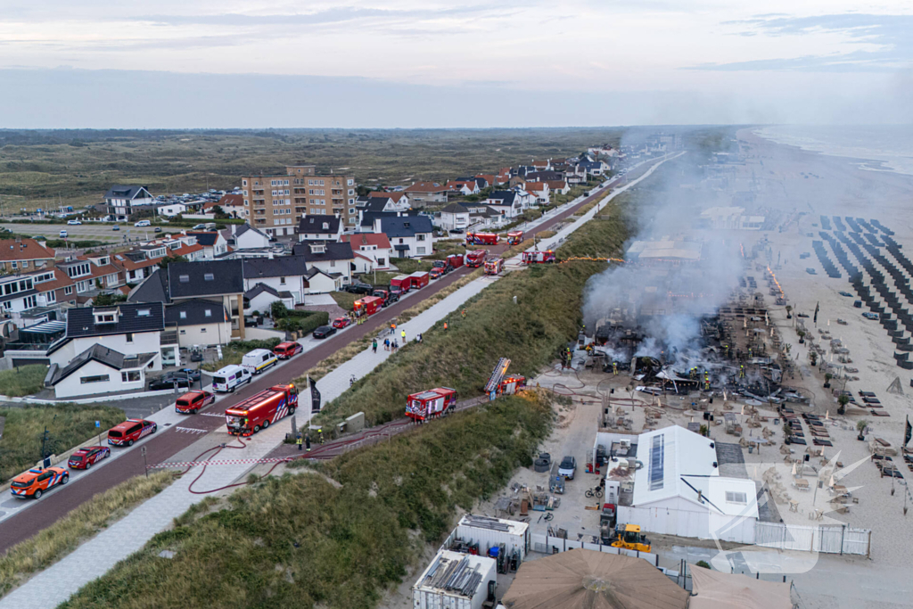 Strandtent Hippie Fish volledig in brand