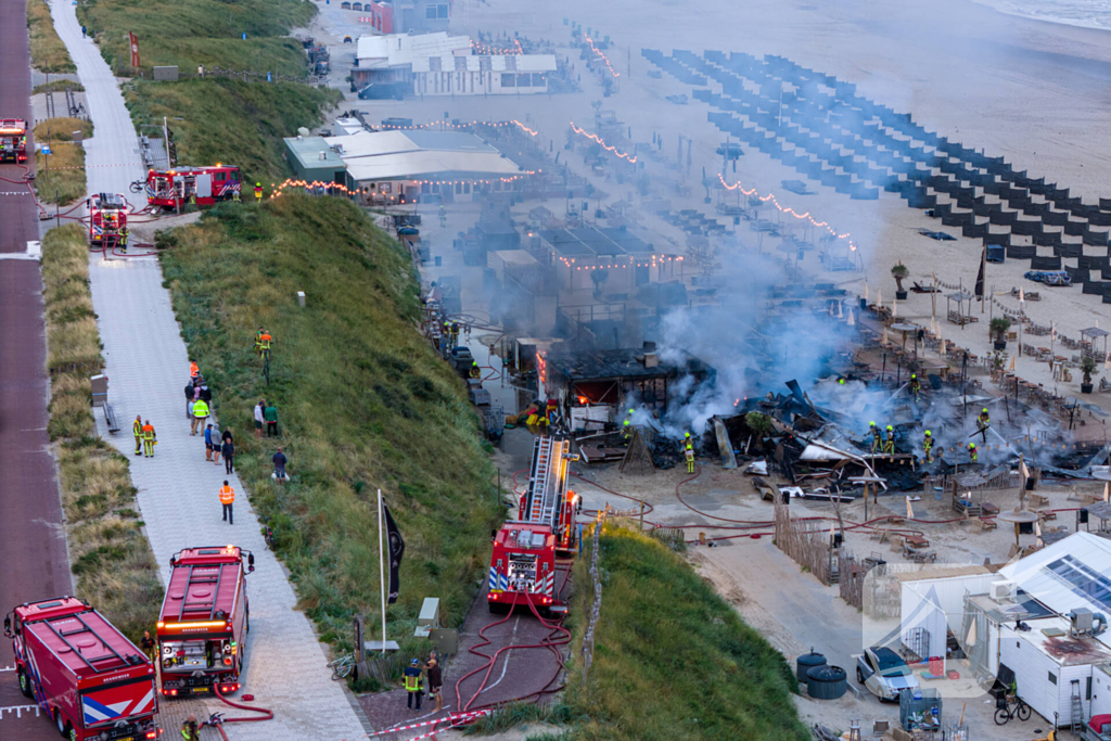 Strandtent Hippie Fish volledig in brand