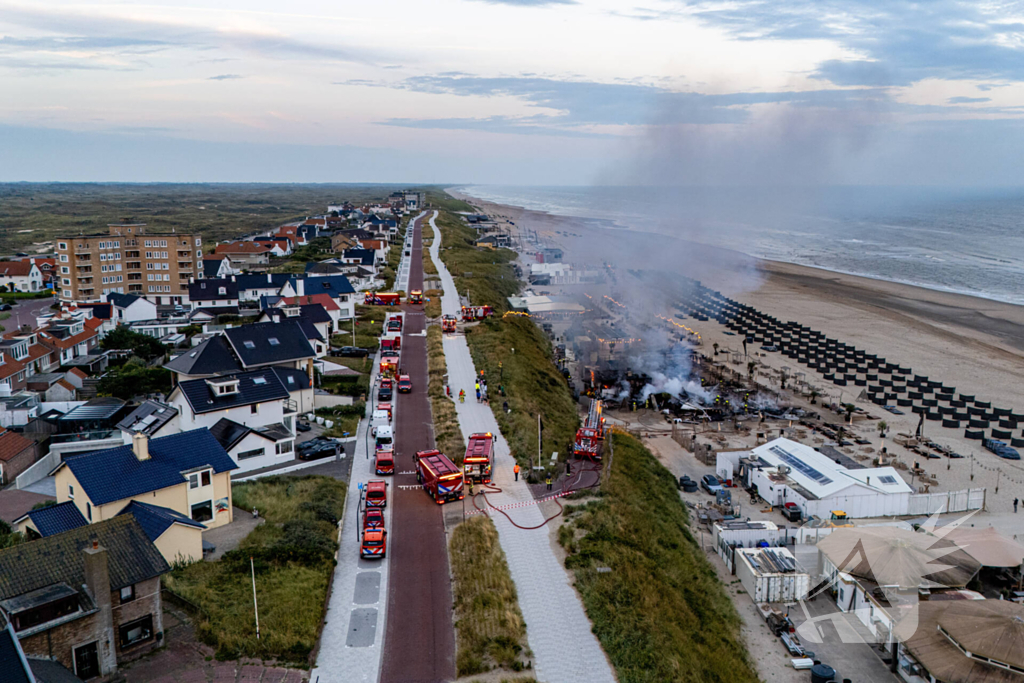 Strandtent Hippie Fish volledig in brand