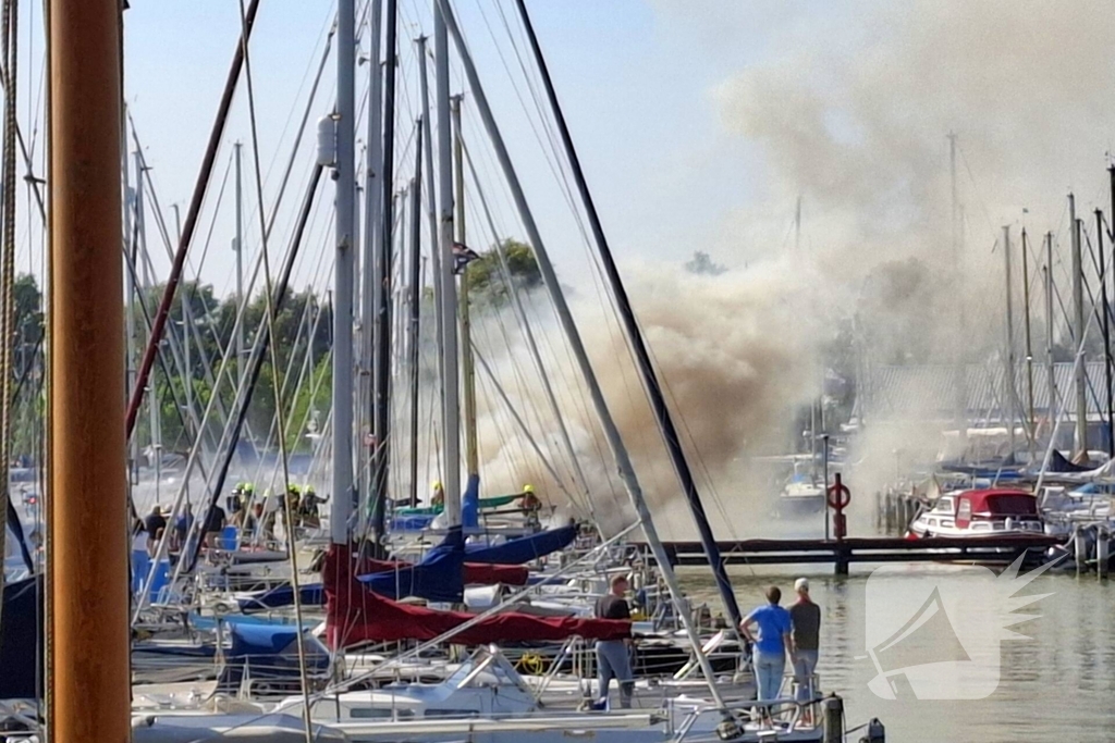 Veel rook in haven door brandend vaartuig