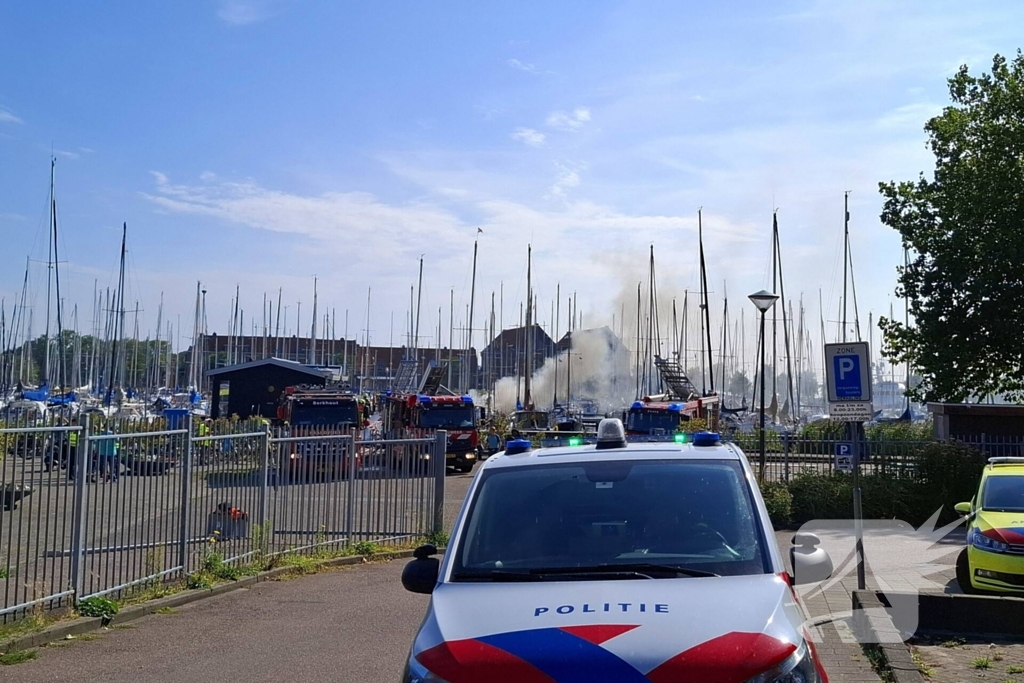 Veel rook in haven door brandend vaartuig