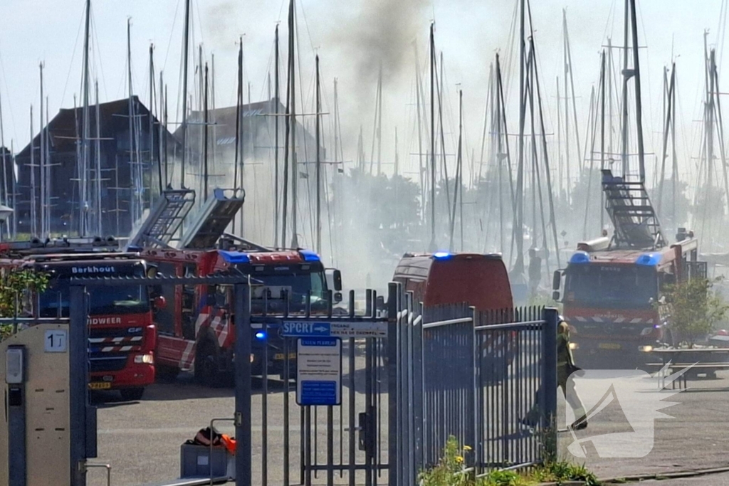 Veel rook in haven door brandend vaartuig