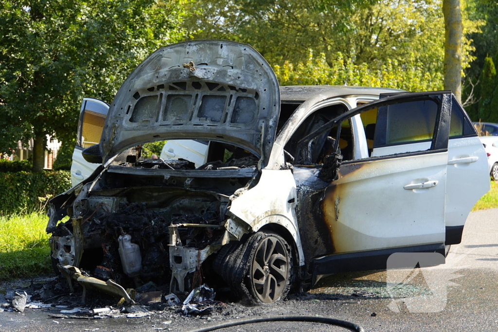 Auto brandt volledig uit tijdens rit