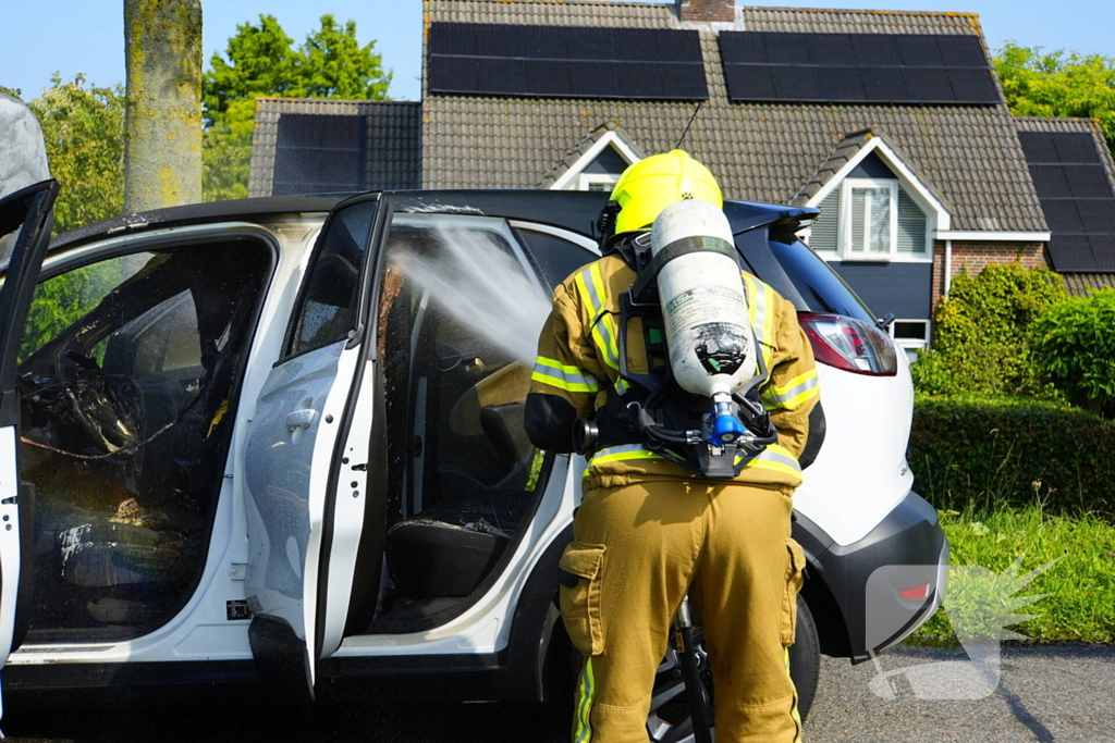 Auto brandt volledig uit tijdens rit