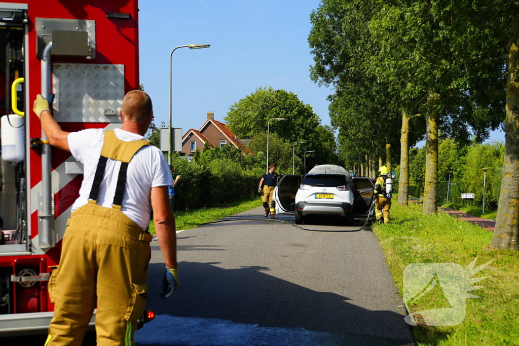 Auto brandt volledig uit tijdens rit