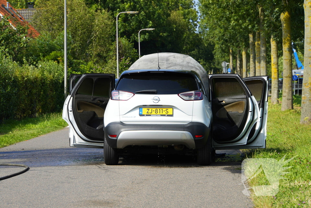 Auto brandt volledig uit tijdens rit