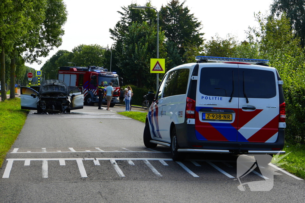 Auto brandt volledig uit tijdens rit