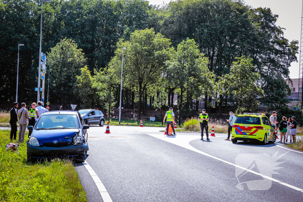 Twee auto's botsen op kruispunt