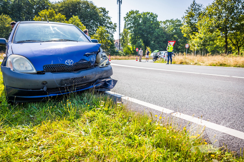 Twee auto's botsen op kruispunt