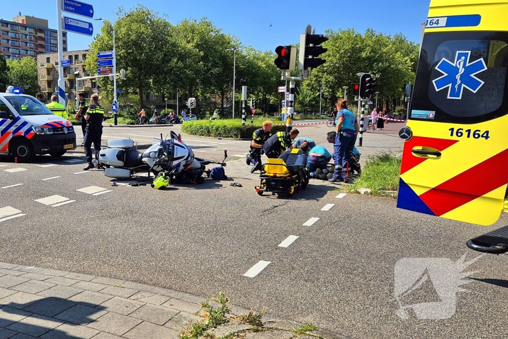 Fietser geschept door motorrijder politie