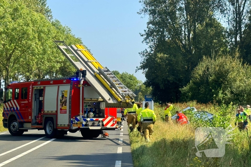 Zwaargewonde en bus in sloot na botsing