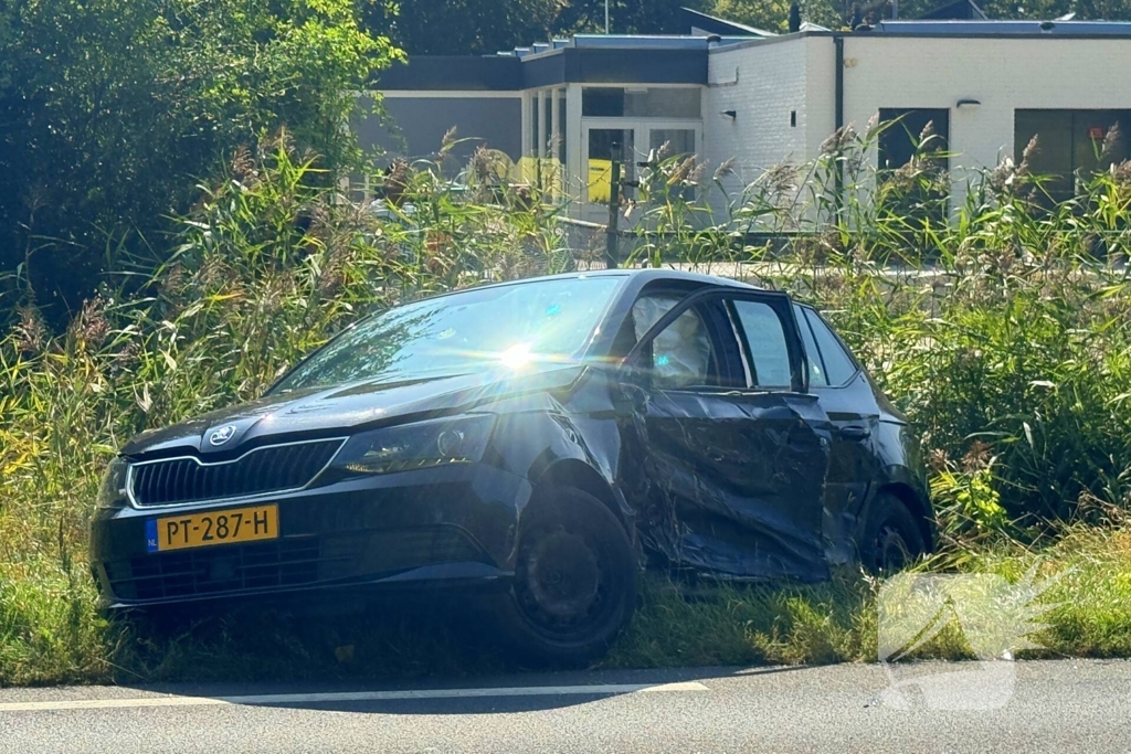 Zwaargewonde en bus in sloot na botsing