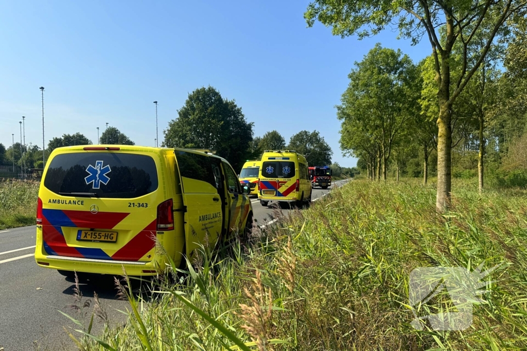 Zwaargewonde en bus in sloot na botsing