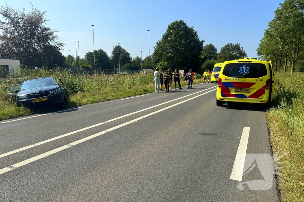 Zwaargewonde en bus in sloot na botsing