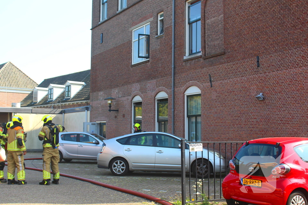 Vluchtelingenopvang ontruimd door brandend bankstel