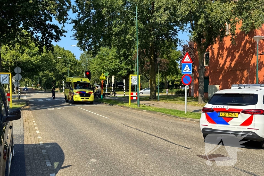 Ambulancemedewerkers behandelen gevallen snorfietser