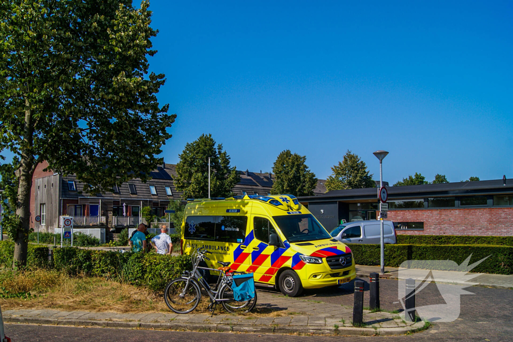 Fietsers botsen met elkaar, één gewonde