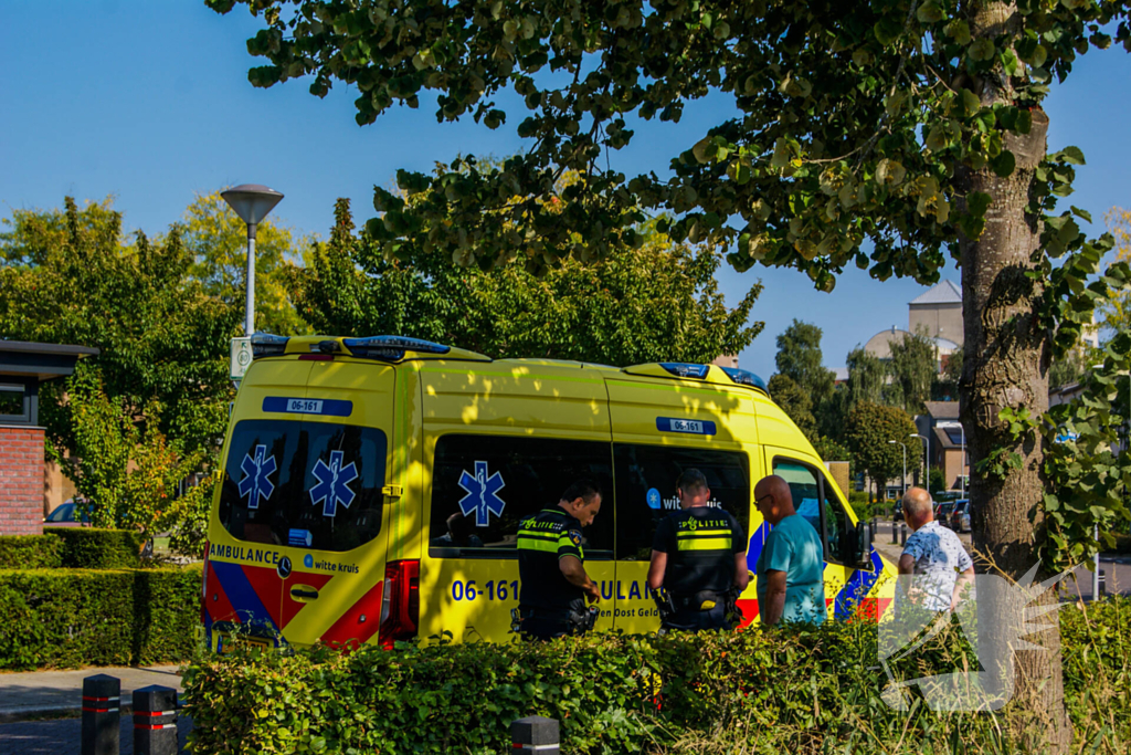 Fietsers botsen met elkaar, één gewonde