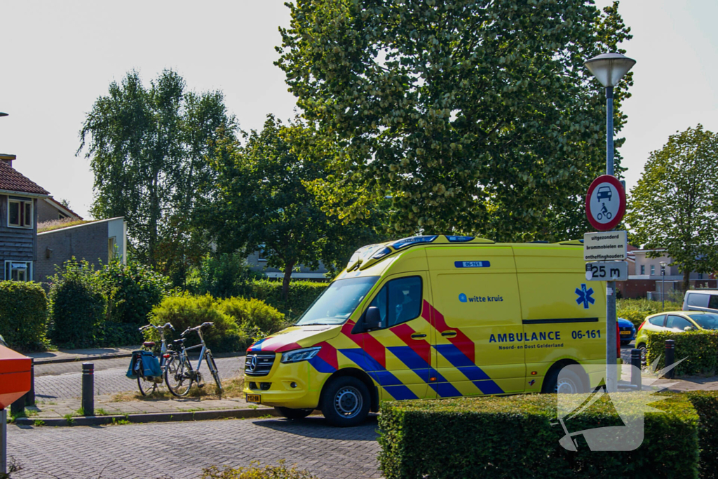 Fietsers botsen met elkaar, één gewonde