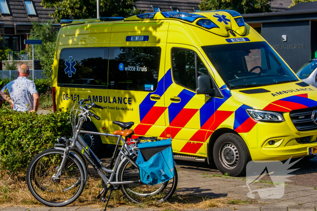 Fietsers botsen met elkaar, één gewonde