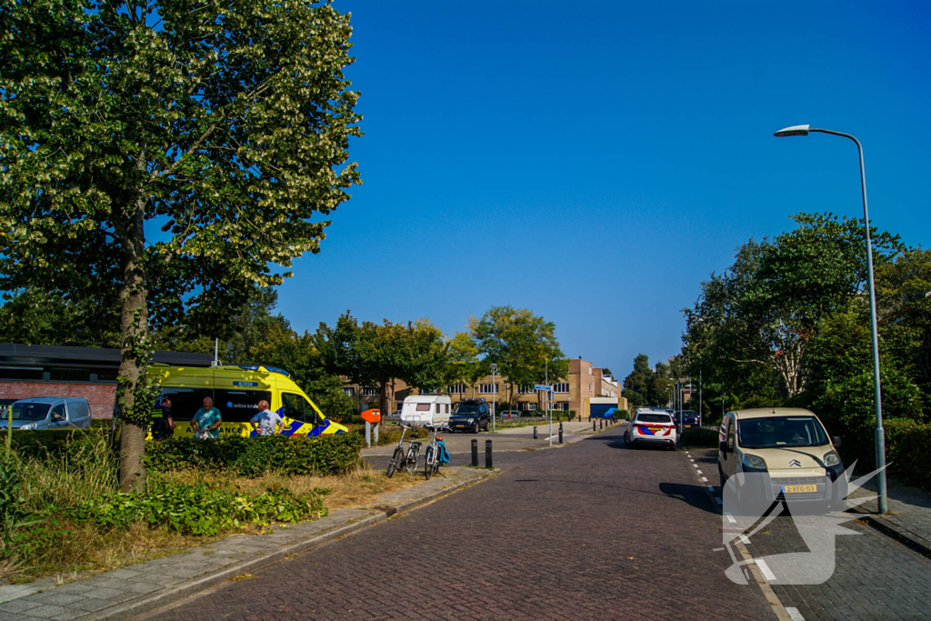 Fietsers botsen met elkaar, één gewonde