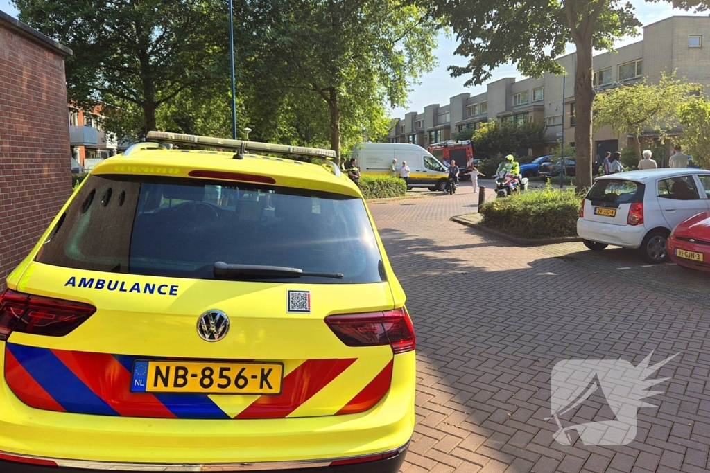 Patiënt onder politie en trauma-arts naar ziekenhuis begeleid