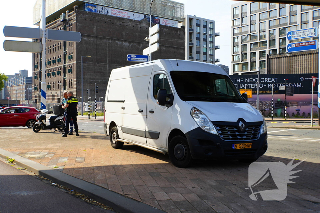 Bezorger gewond bij botsing met bestelbus