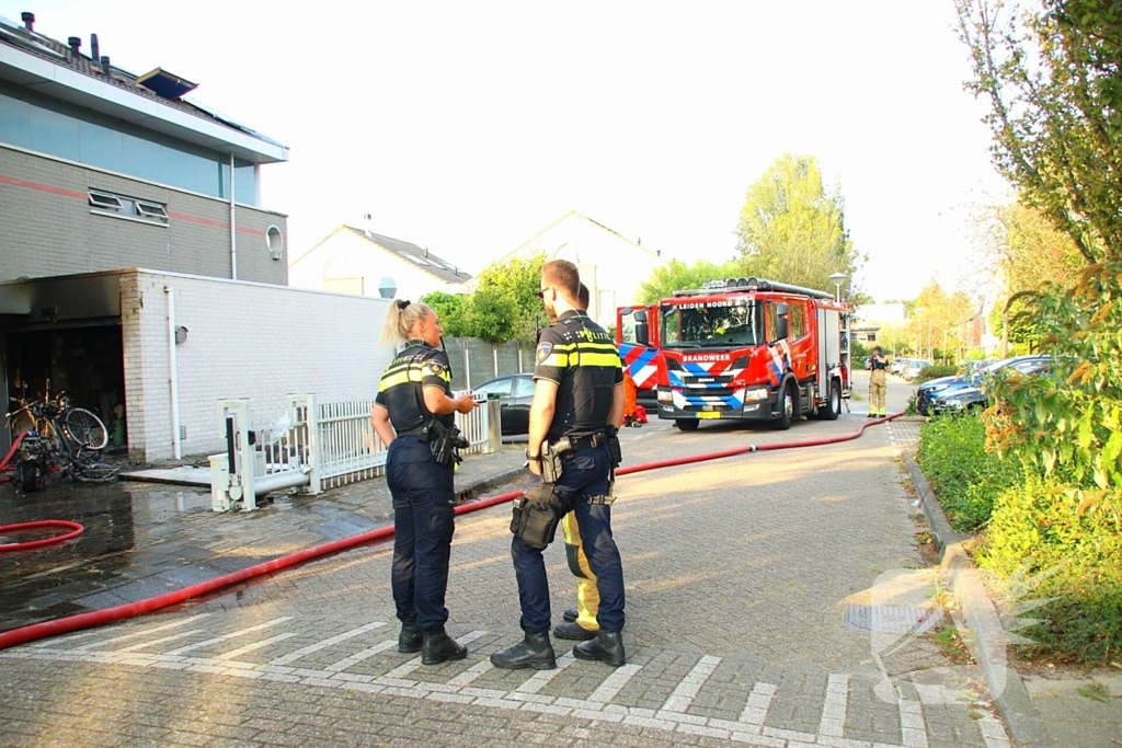 Flinke schade aan garage door scooterbrand