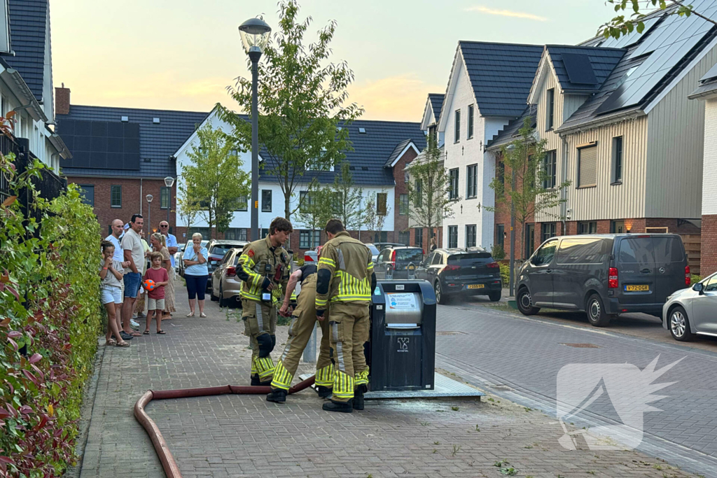 Brandweer dooft brand in ondergrondse vuilcontainer