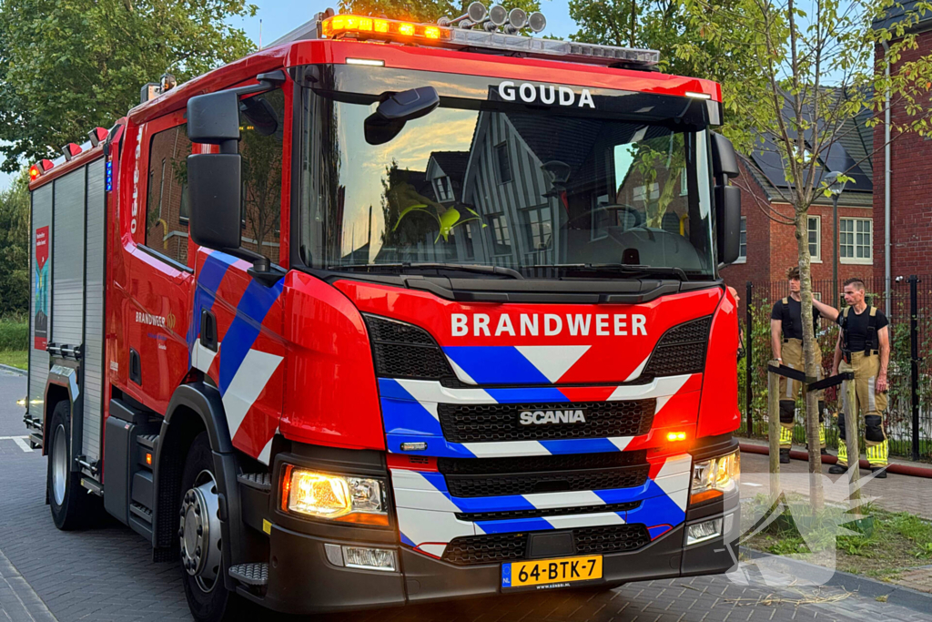 Brandweer dooft brand in ondergrondse vuilcontainer