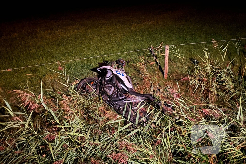 Motorrijder vliegt uit de bocht