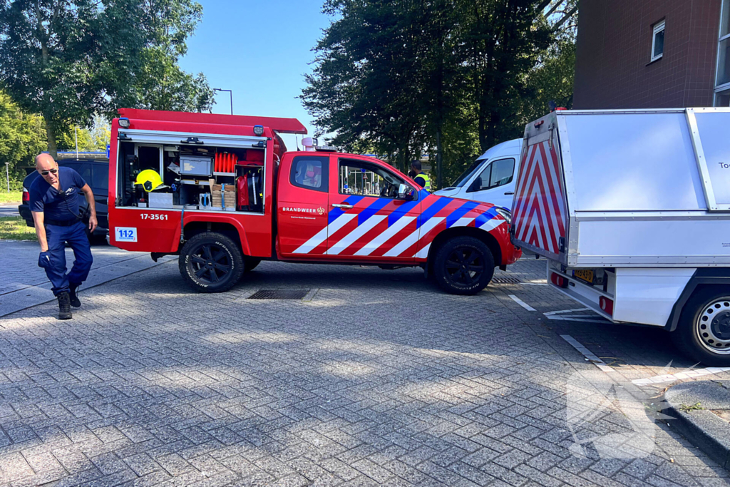 Bestuurder blust brand onder motorkap