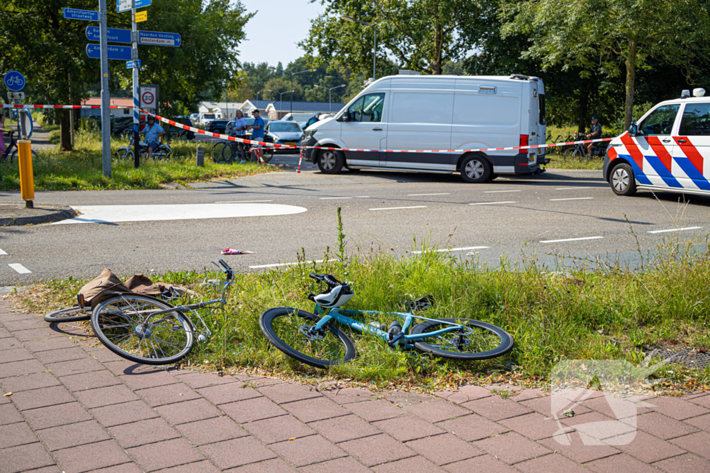 Twee fietsers botsen op elkaar