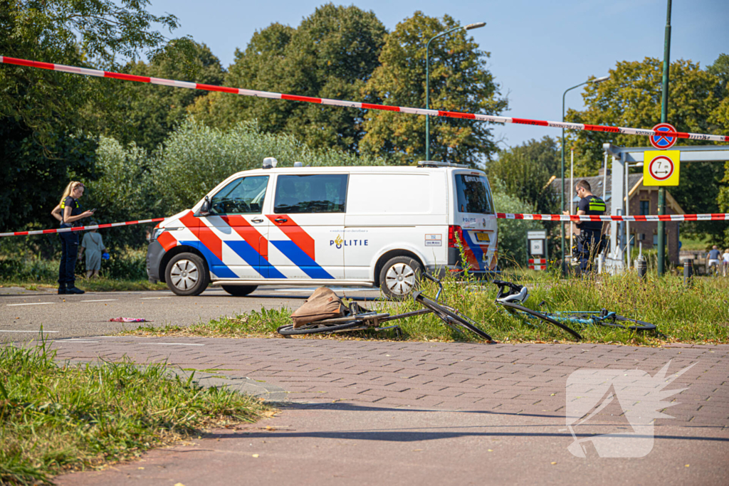 Twee fietsers botsen op elkaar