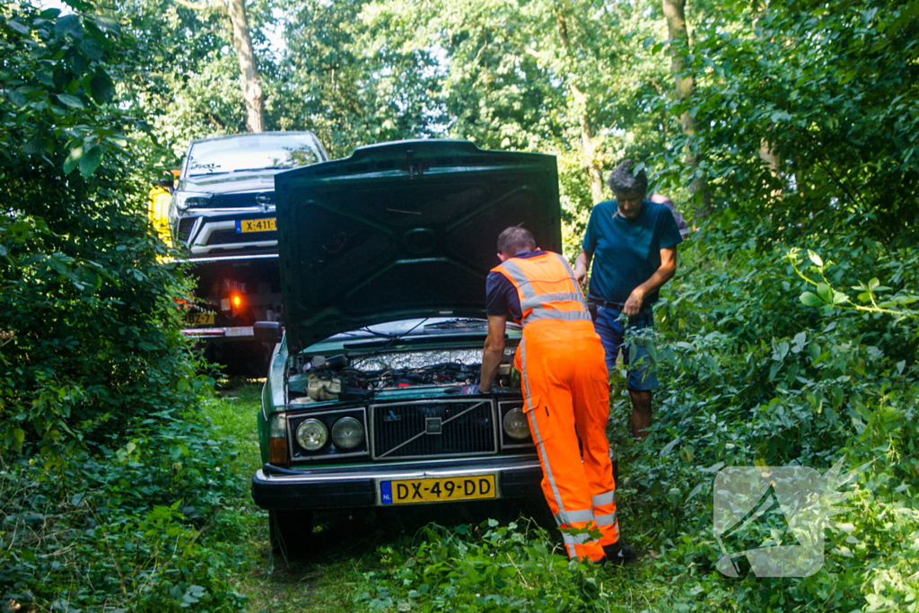 Kinderen ontdekken te water geraakte oude volvo