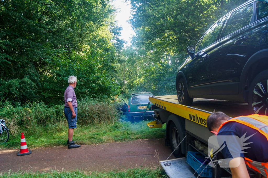 Kinderen ontdekken te water geraakte oude volvo